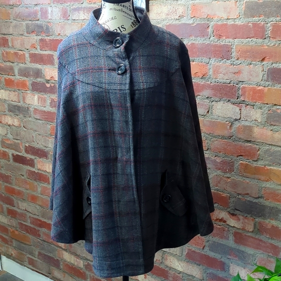 Grey plaid cape. - Picture 1 of 6
